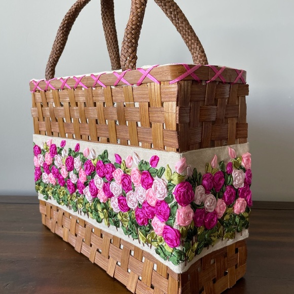 Silk embroidered bag with pink roses (medium) - Picture 3 of 7